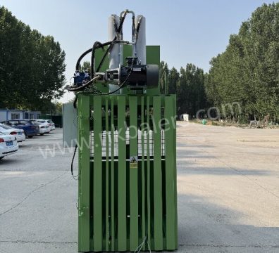 Manual hydraulic baling press