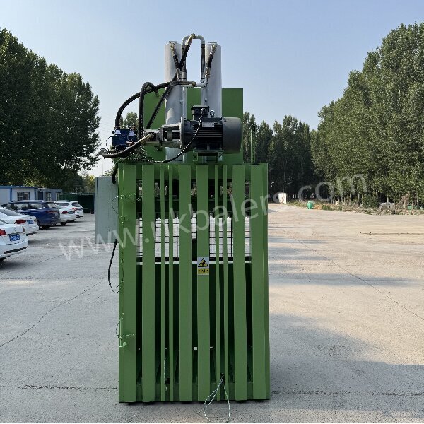 Manual hydraulic baling press