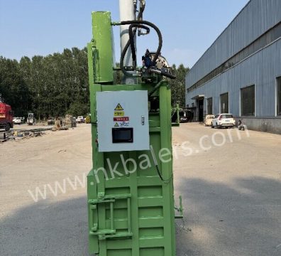 Manual hydraulic baling press