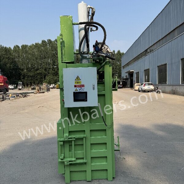 Manual hydraulic baling press